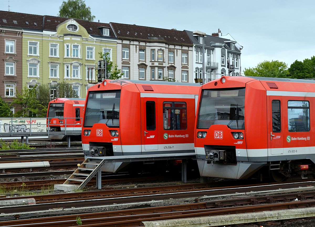 Sonntagsruhe: zwei pausierende und ein einfahrender 474er vor der Kulisse gepflegter Wohnhäuser der Jahrhundertwende am Hamburger S-Bahnhof  Altona . 1.6.2014