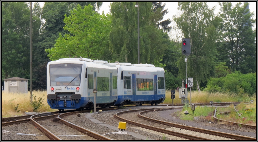 Sonntagsszenario aus Lendersdorf bei Düren. Ein Regio Shuttle der Rurtalbahn verlässt gerade den Bahnhof in Richtung Heimbach. Bildlich festgehalten am 05.Juli 2015.