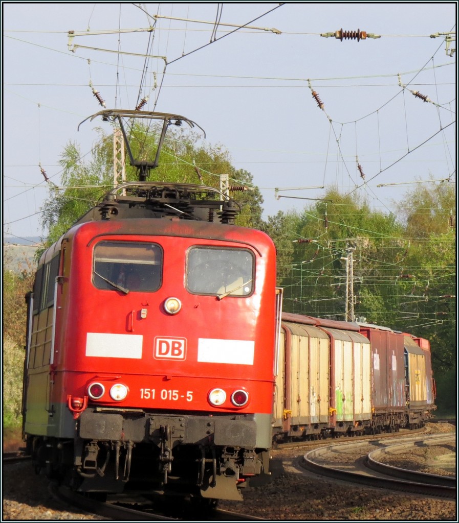 Sonntagsverkehr am Bahnhof von Eschweiler auf der Kbs 480. Hier zu sehen die 151 015-5 beim Gleisbogentanz mit einen Güterzug am 13.04.14.