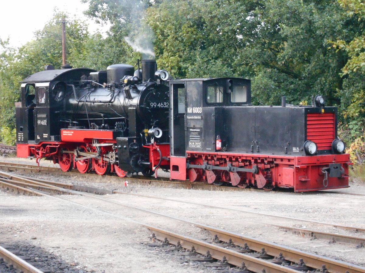 Sonst schleppt die Köf 6003 die Dampfloks,diesmal war es,am 27.August 2018,die 99 4632 die den Dieselmoppel in Putbus schleppte.