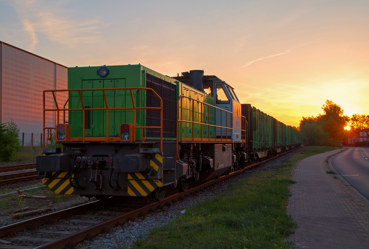 Sonst war das Salzburger Logistik Unternehmen nur mit Rangier-& Wagenmeisterarbeiten auf dem Bahnhof Torgelow tätig, aber diesmal kamen sie sogar mit einer eigenen Lok der 277er BR, hier die 101-2. - 30.04.2014