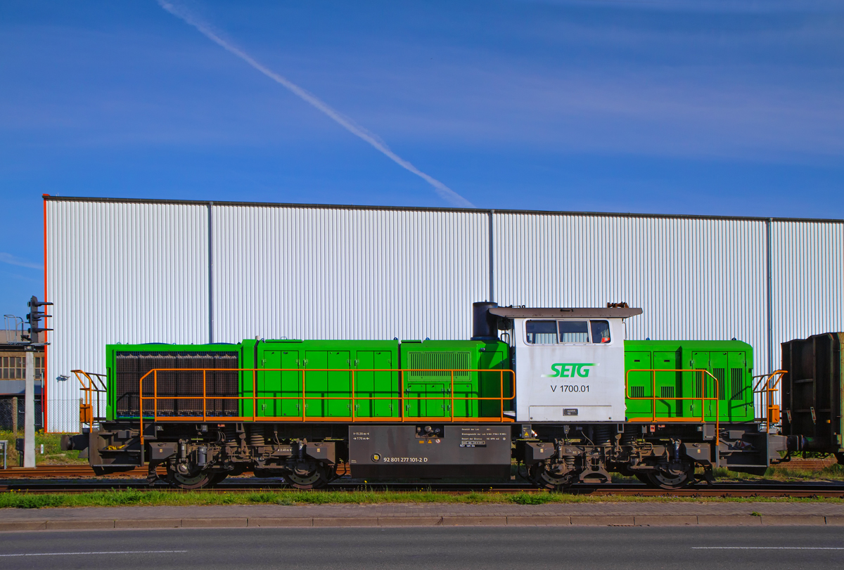 Sonst war das Salzburger Logistik Unternehmen nur mit Rangier-& Wagenmeisterarbeiten auf dem Bahnhof Torgelow tätig, aber diesmal kamen sie sogar mit einer eigenen Lok der 277er BR, hier die 101-2. - 30.04.2014
