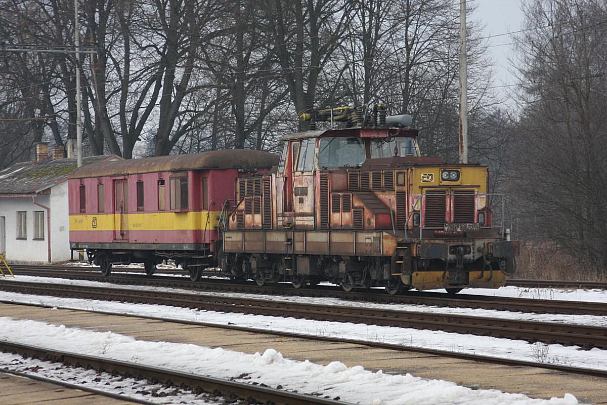 Sowohl die Lok als auch der Begleitwagen haben Defizite in der Lackierung!
Das Gespann mit 210046-9 stand am 13.01.2008 im Bahnhof Jindrichuv Hradec.