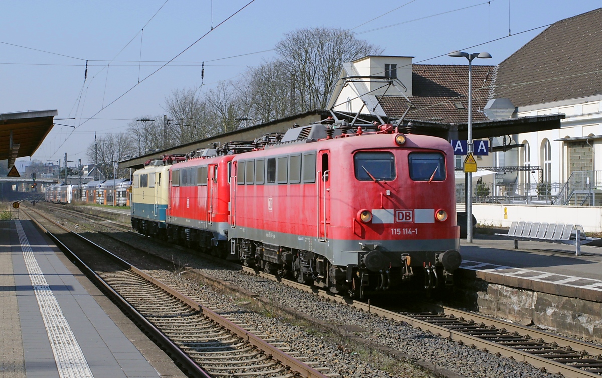 Sozusagen als Zugabe rollt die bald 65-jährige 115 114-1 mit 111 040 und 111 001-4 im Schlepp am 24.03.2022 durch Wuppertal-Oberbarmen