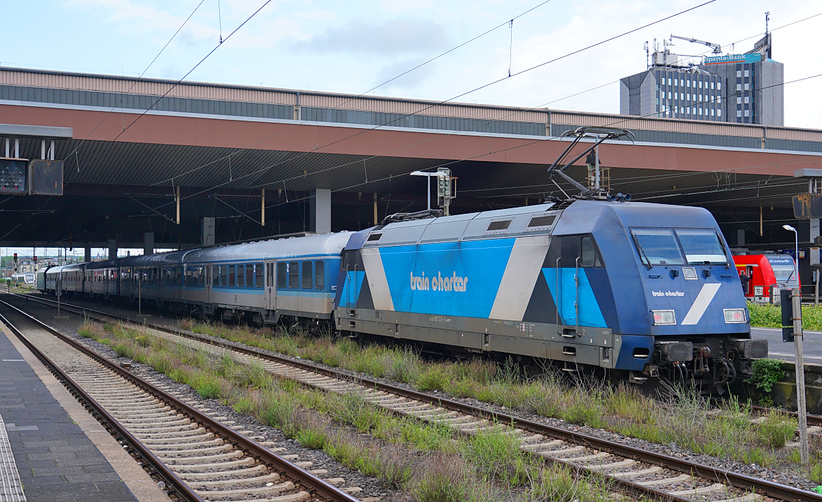 Sozusagen als  Zugabe  waren am 13.05.2026 auch die 101 128-7 von Train Charter als Zuglok und die 101 133-7 am Zugende am 13.05.2026 mit einem Zusatzzug nach Hamm (Westfalen) im D�sseldorfer Hauptbahnhof anzutreffen