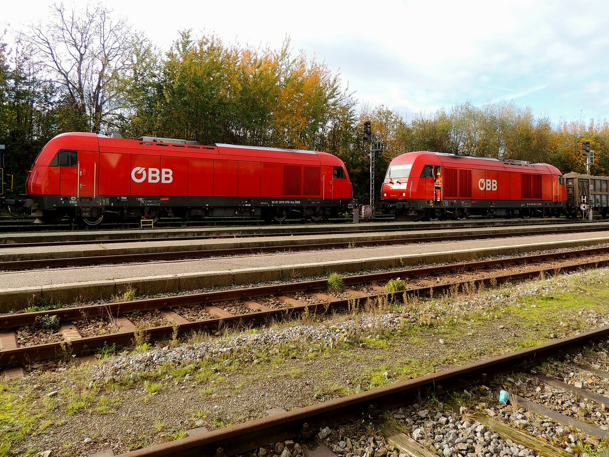Sozusagen Kopf an Kopf die 2016 076-9 sowie die 2016 063-7 im Bhf. Ried; 221107
