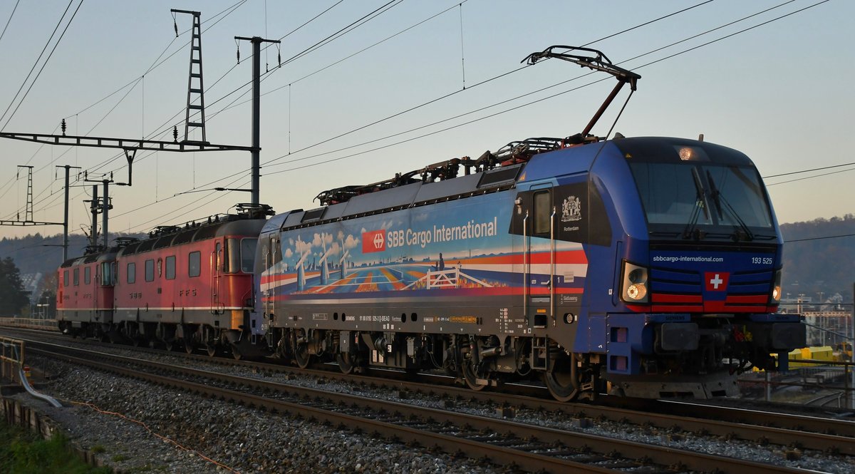 Sozusagen im letzten Licht des Tages schleppte 193 525  Rotterdam  die Re 10/10 11630  Herzogenbuchsee  und 11291 nach Aarau, Brugg VL am 09.11.2020.
