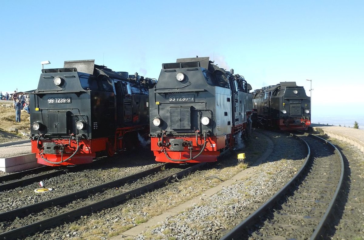 Sozusagen unter  Verschiedenes  ein paar Motive aus dem Harz. Am 13.10.18 gab es dieses recht seltene Motiv ab zulichten, 99 7239,99 7235 und 99 7240 gaben sich gegen 14:00 auf dem Brockenbahnhof die Ehre, einmal von links Planzug, Traditionszug und der Sonderzug des FKS(Freundeskreis Selketalbahn), ein nicht alltägliches Bild.
