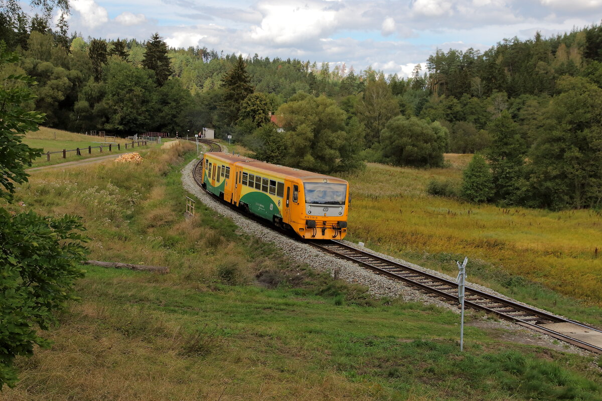 Sp 1590 aus Prag auf dem Weg nach Becov nad Teplou mit Regionova. Gerade hatte der Zug einen Halt am Hp Borek u Zlutice eingelegt. Aufgenommen am 01.09.2026