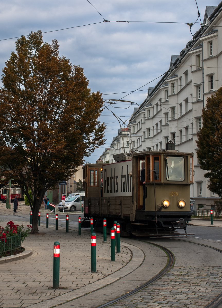 SP 6019

Arbeitstriebwagen, versehen mit einer großen Reklametafel anlässlich der Umstellung von Links- auf Rechtsfahren im September 1938 in Österreich.

Der Zug war Teil des Jubiläumscorsos am 27.September.2015 anlässlich 150 Jahre Wiener Tramway
