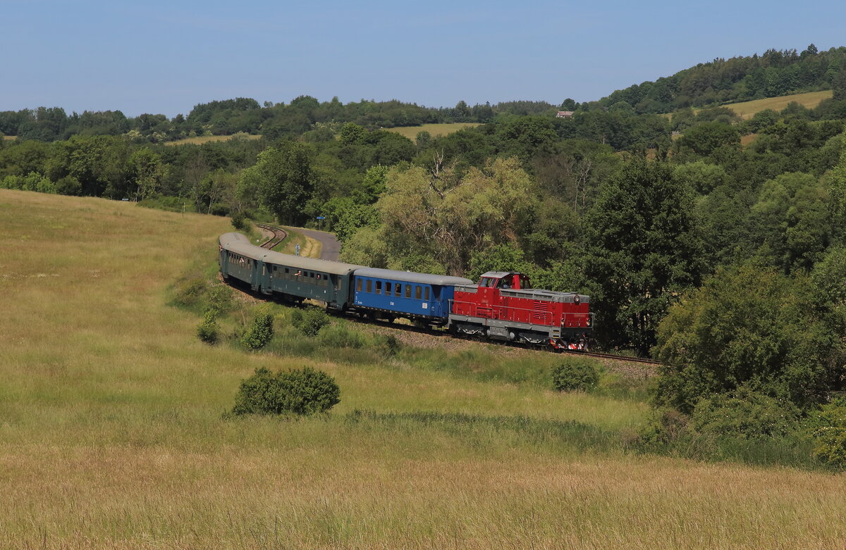 Sp 98169 auf dem Rückweg von Bochov der nur für Güterverkehr benutzten Strecke 163( Protivec Bochov) nach Luzna u Rakovnika. Gezogen von der 735 286 konnte der Zug be Budov nahe der B6 am 21.06.2025 aufgenommen werden.