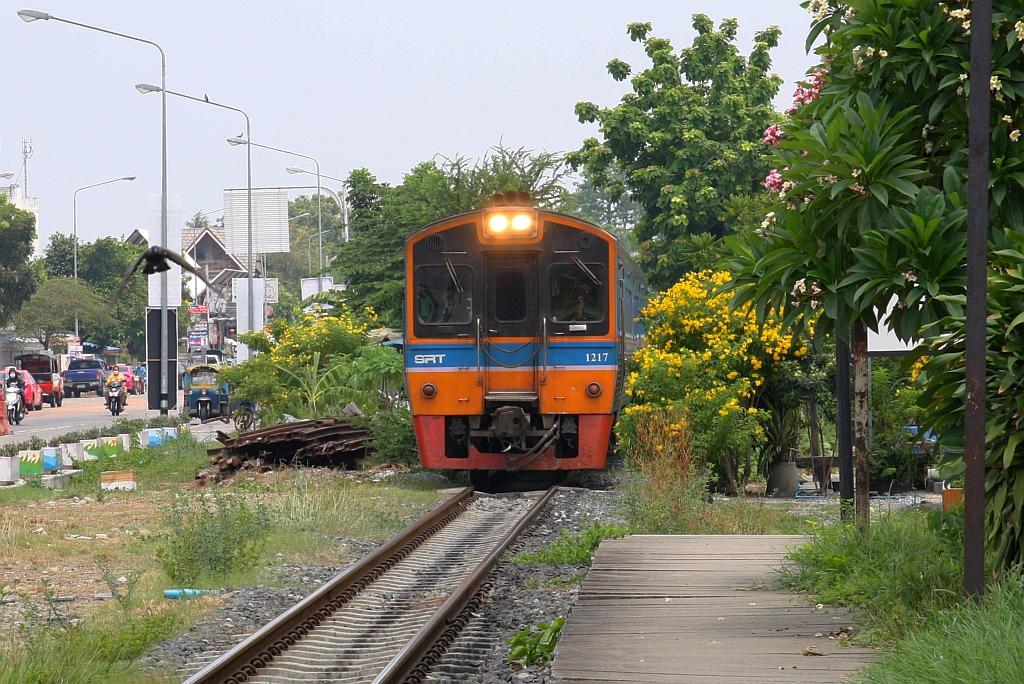 SP. Commuter 1114 (Nakhon Pathom - Thon Buri) mit dem NKF 1217 als erstes Fahrzeug fährt am 28.April 2023 in die Charansanitwong Station ein.