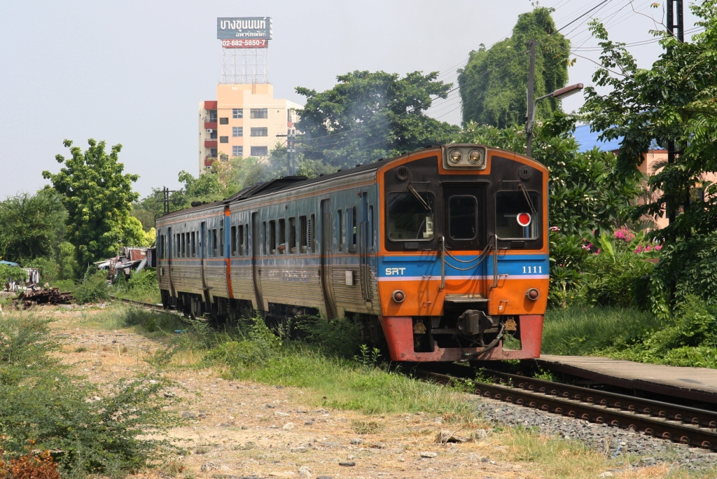 SP. Commuter 1125 (Thon Buri - Nakhon Pathom) mit dem THN 1111 als letztes Fahrzeug fährt am 28.April 2023 aus der Charansanitwong Station.