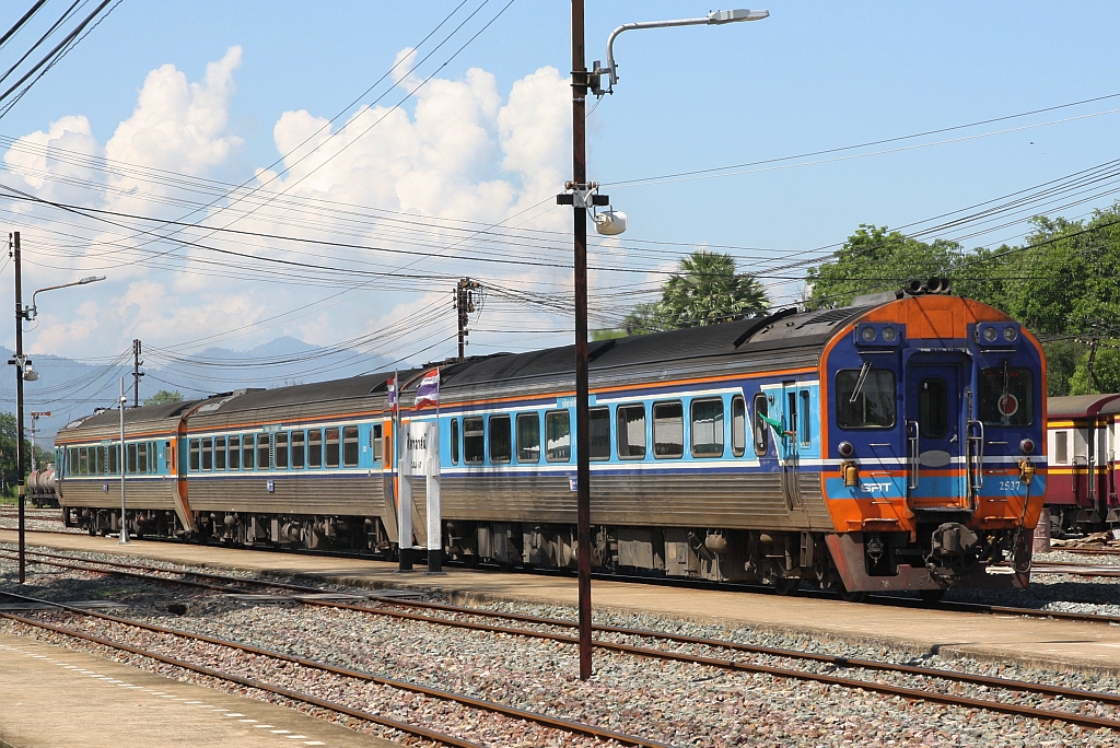 SP EXP 7 (Bangkok - Chiang Mai) mit dem APD.60 2537 als letztes Fahrzeug verlässt am 19.Mai 2018 die Sila At Station.