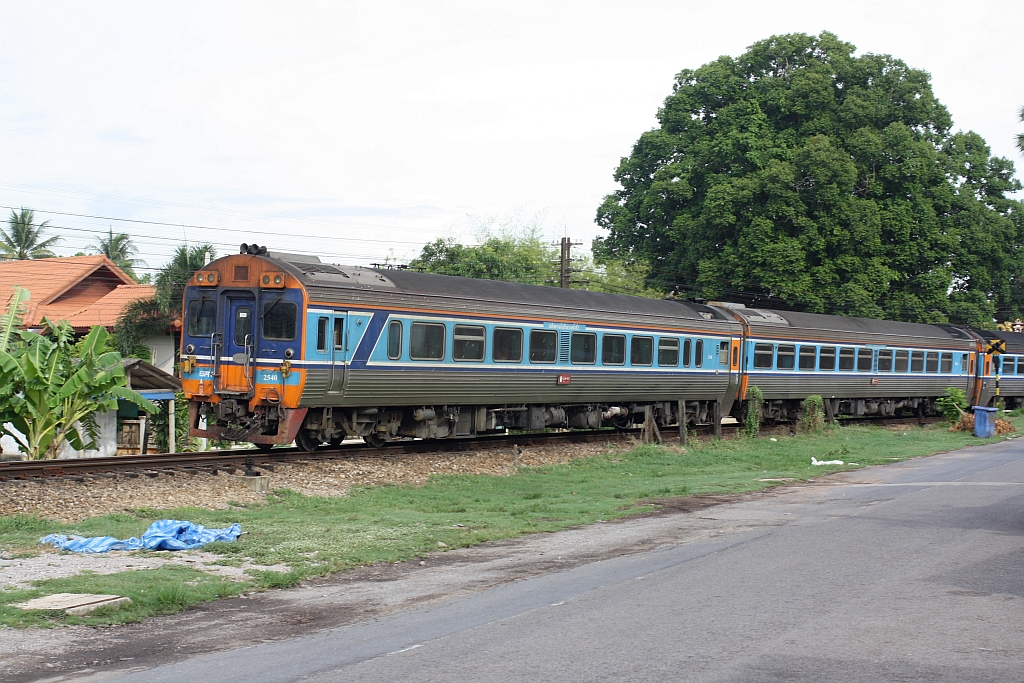 SP EXP DRC 41 (Bangkok - Yala) mit dem APD.60 2540 als erstes Fahrzeug am 21.Mai 2016 nach der Ausfahrt aus der Surat Thani Station.