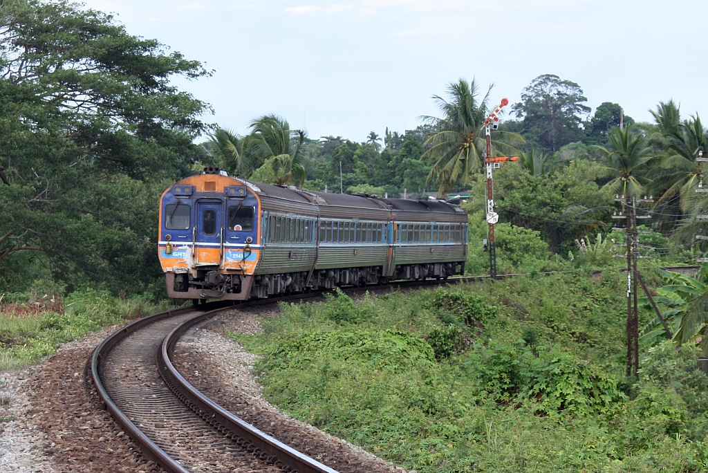 SP EXP DRC 43 (Bangkok - Surat Thani) mit dem APD.20 2520 als erstes und dem APD.60 2543 als letztes Fahrzeug am 20.Mai 2016 beim Einfahrsignal der Surat Thani Station.