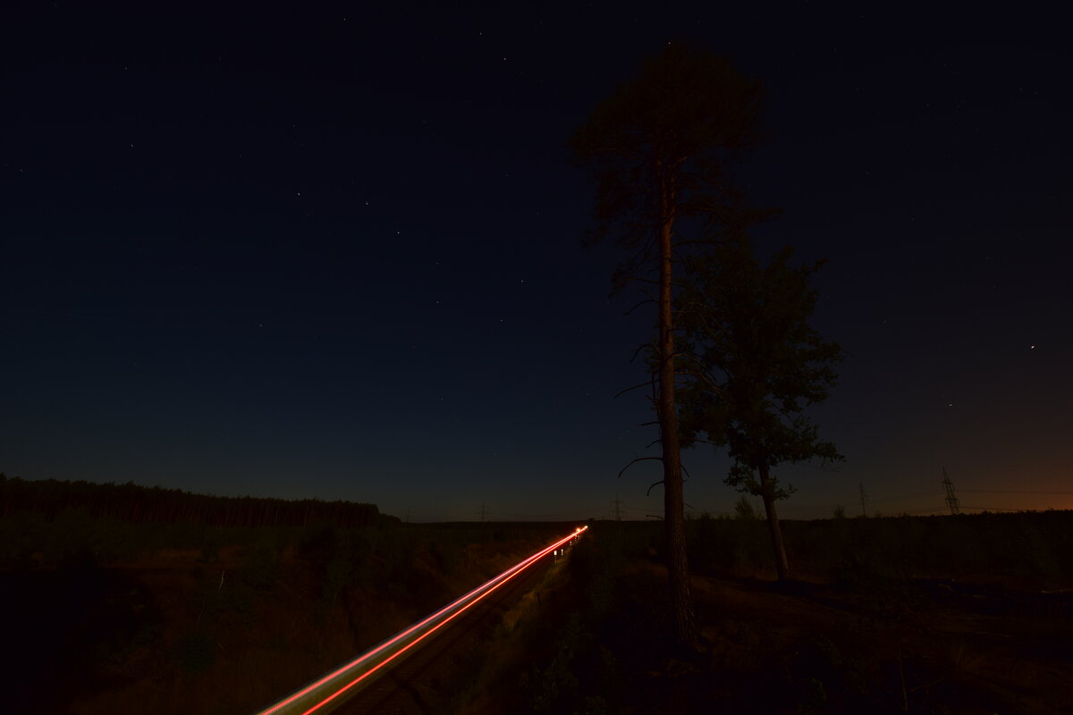 Sp�t Abends rauscht ein 1622 unter dem Sternenhimmel durch den Wald bei Beelitz in Richtung Potsdam. Durch einen Waldbrand 2022 ist hier eine gro�e Freifl�che entstanden wo sich die Natur langsam wieder erholt. Rechts hinterm Wald liegt der G�terbahnhof Seddin welcher sich durch das grelle Leuchten erkennbar zeigt.

Beelitz 25.09.2026