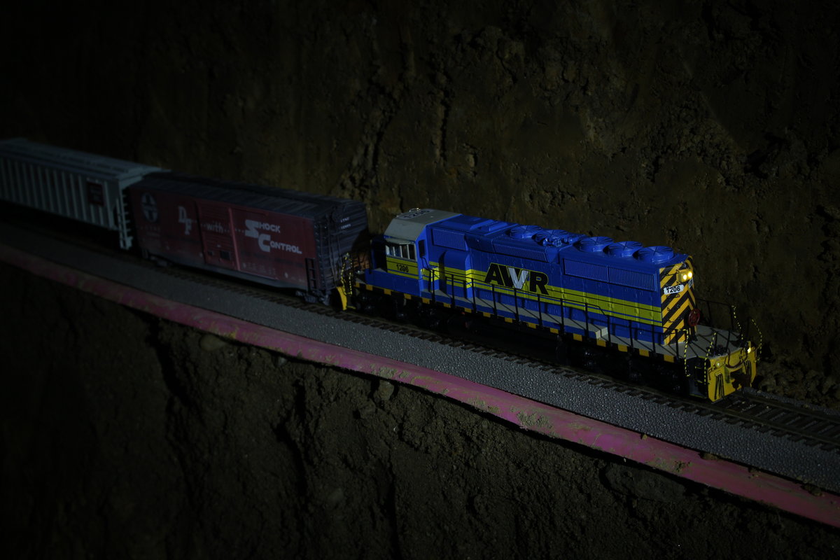 Spät am Abend an einem warmen Sommertag 2013 fährt die AWVR SD40-2 #1206 mit einem Localtrain entlang steiler Felswände im Lonsperch valley auf der sogenannten  Pink route .
Zur Verstärkung der Trasse wurden hier Metallelemente verbaut die sich durch die Witterung Rosa färbten.