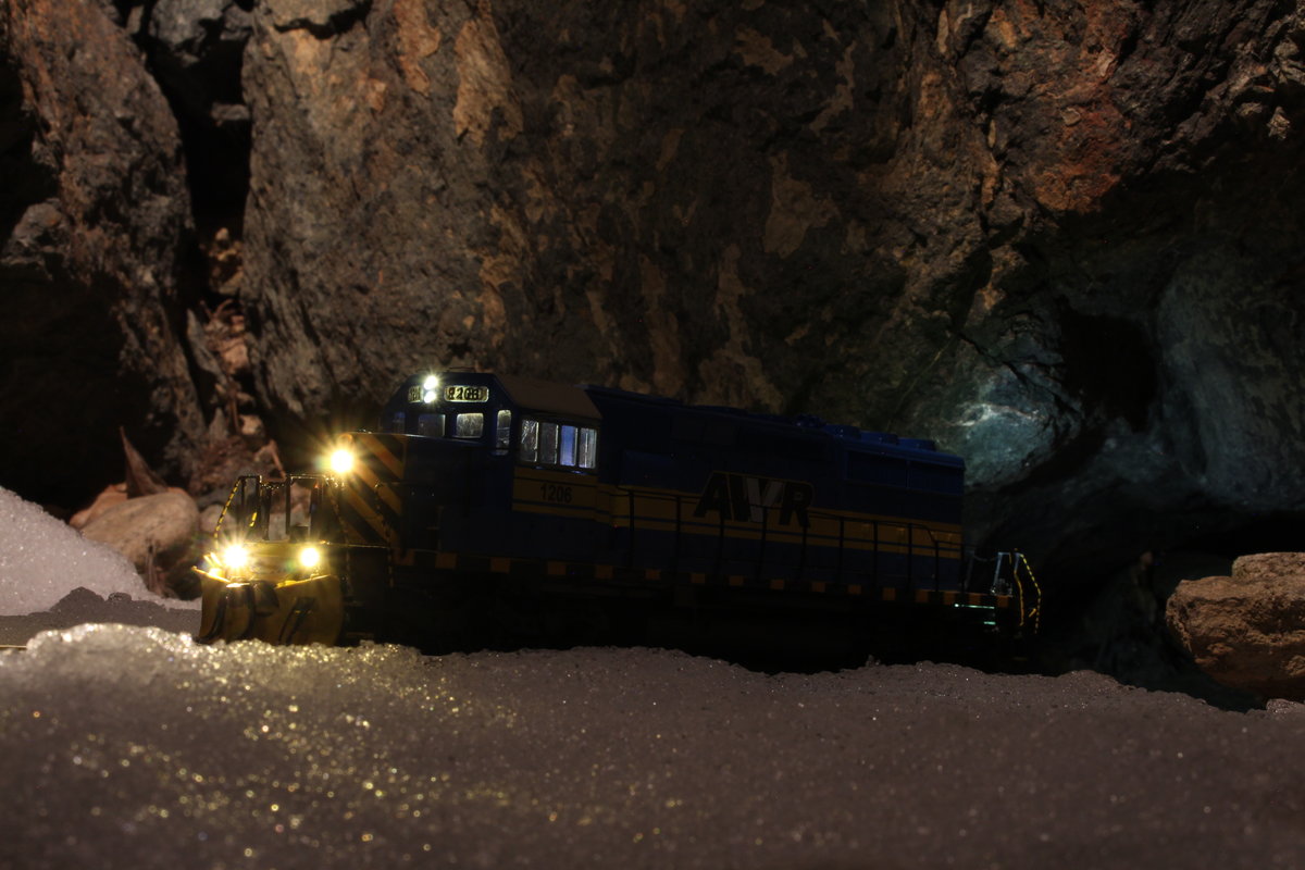 Spät am Abend im hellen Licht des Vollmondes einer kalten Jännernacht 2016 ist die Crew der AWVR SD40-2 #1206 noch fleißig auf der alten Anschlussbahn der Healthmountain Company am arbeiten.