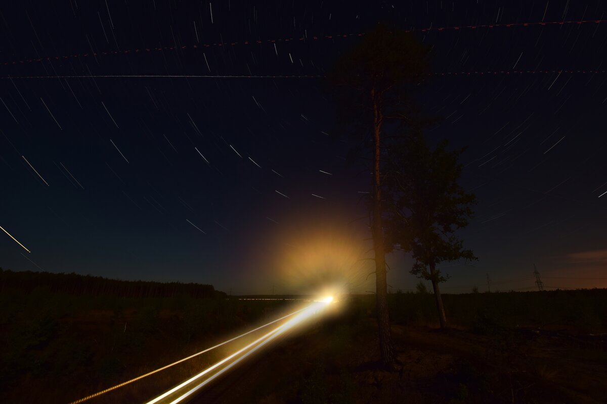 Sp�t am Abend rauscht ein 1622 unter dem Sternenhimmel durch den Wald bei Beelitz in Richtung Beelitz Stadt. Die Aufnahme entstand aus 44 Einzelaufnahmen mit je 30 Sekunden Belichtung. Durch einen Waldbrand 2022 ist hier eine gro�e Freifl�che entstanden wo sich die Natur langsam wieder erholt. Rechts hinterm Wald liegt der G�terbahnhof Seddin welcher sich durch das grelle Leuchten erkennbar zeigt.

Beelitz 25.09.2026