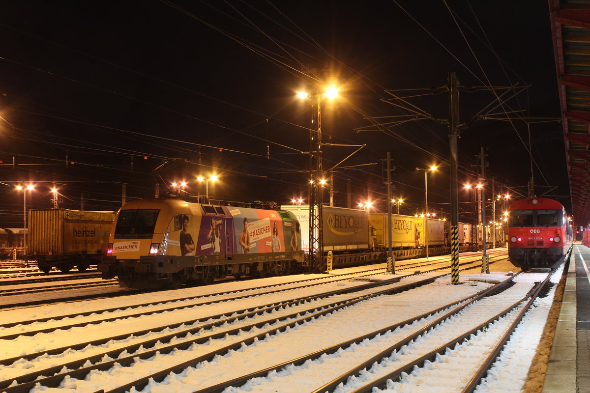 Spät in der Nacht des 14.11.2019 steht die ROLA41408 von Maribor Tezno nach Wels Terminal mit 1116 188 an der Spitze im Bahnhof Selzthal und wartet auf die Abfahrt. Der Zug wird wegen seines Gewichtes von Selzthal nach Spital am Pyhrn nachgeschoben. Zu sehen ist die 1116 168  Na Sicher .