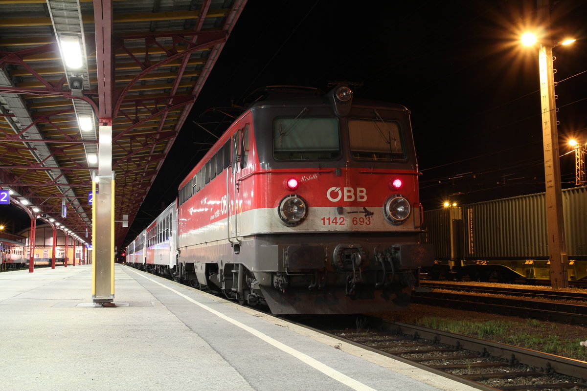 Spät in der Nacht des 17.4.2020 steht die 1142 693  Michelle  im Bahnhof Selzthal. Um 04:28 wird sie sich mit dem R3924 auf del Weg nach Linz Hnf machen.
