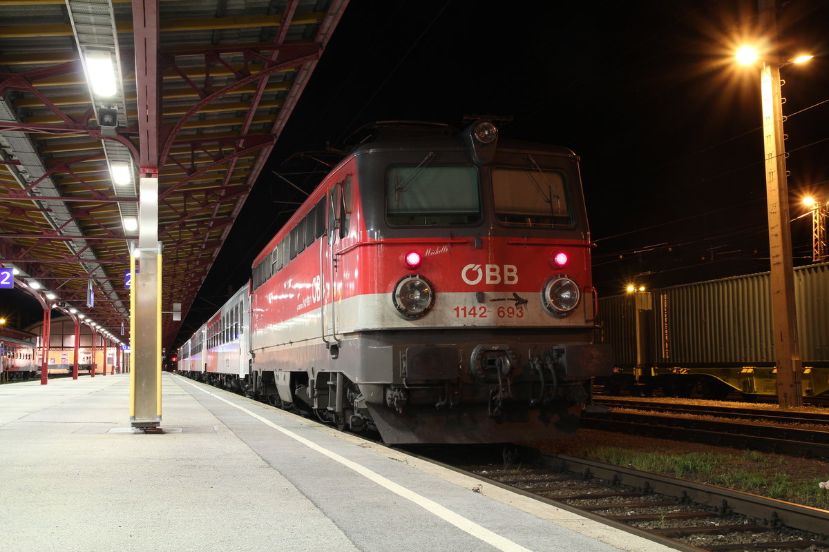 Spät in der Nacht des 17.4.2020 steht die 1142 693  Michelle  im Bahnhof Selzthal. Um 04:28 wird sie sich mit dem R3924 auf del Weg nach Linz Hnf machen.
