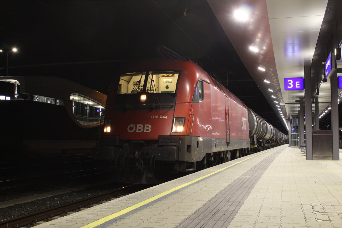 Spät in der Nacht des 5.7.2021 steht die 1116 044 mit dem RID48457 von Stadlau Fbf nach Koper tovorna im Bahnhof Kapfenberg und wartet auf die Weiterfahrt in Richtung Leibnitz.
