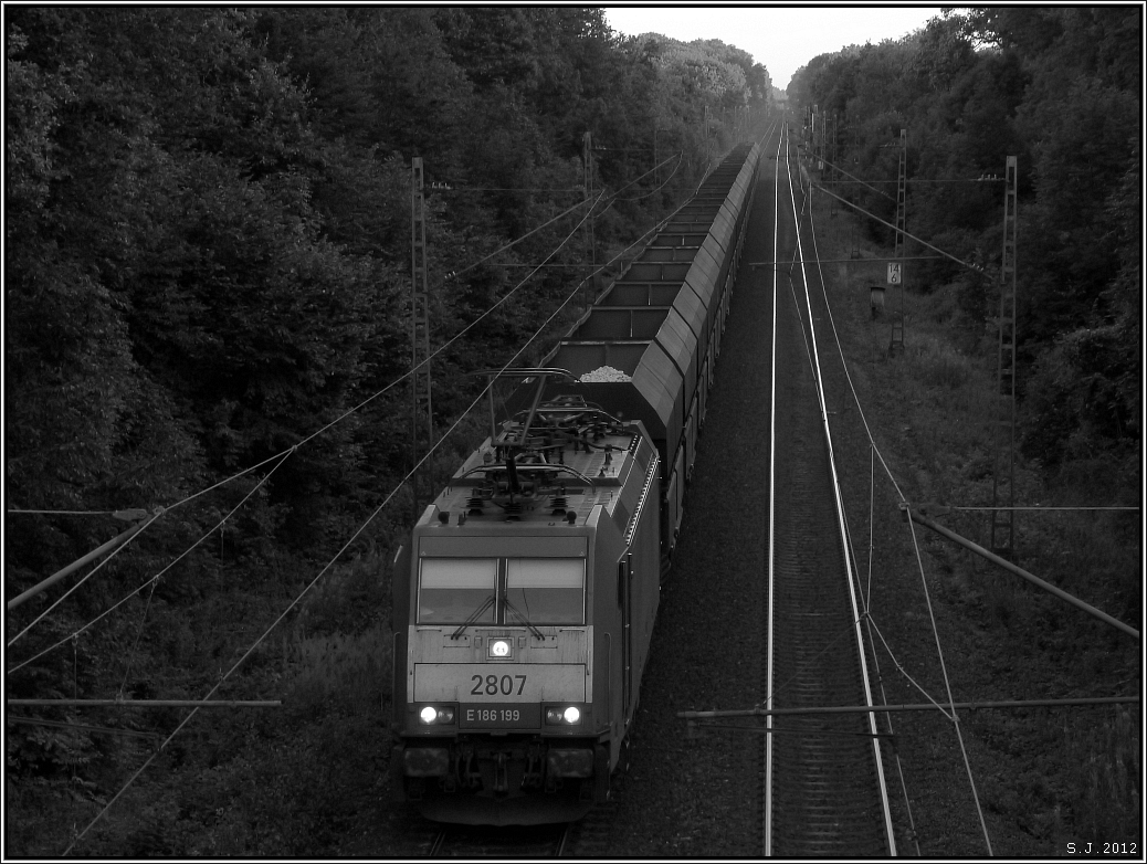 Sptabends kam diese belgische Cobra (E-186) die Kohlscheider Rampe mit einen Kalizug am Haken herunter. Bildlich festgehalten im Juli 2012 an der KBS 485.