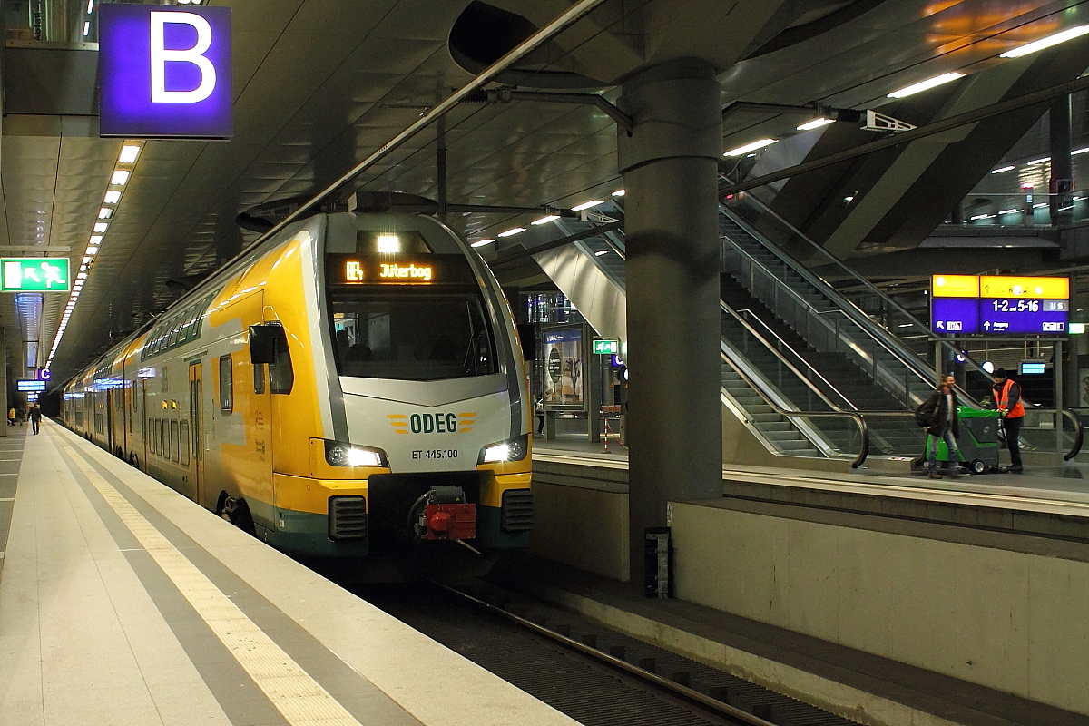 Spätabendstimmung im Berliner Hauptbahnhof am 23.01.2014.
Die Bahnsteige werden gereinigt und einsam wartet 445 100 auf seine letzte Fahrt als RE 79539 von Berlin Hbf nach Jüterbog.

