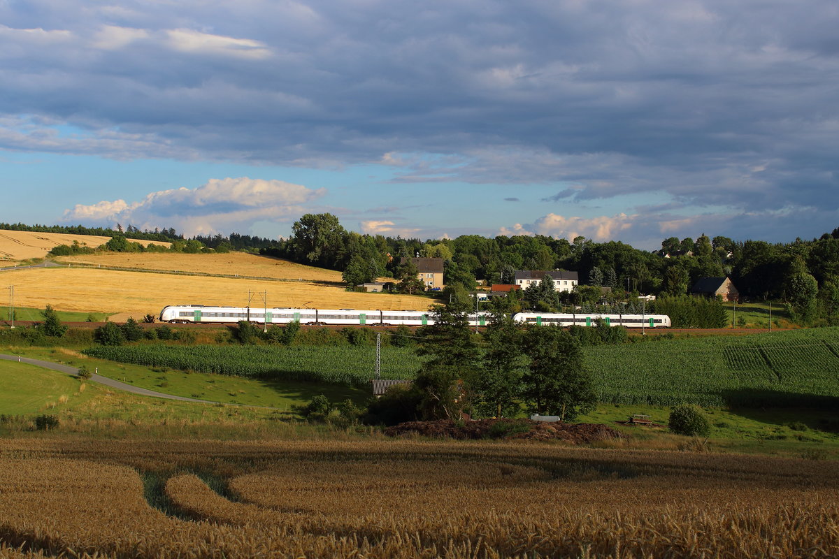 Späte nachmittagssonne bescheint den RE 3 von Hof nach Dresden. Betrieben mit einem 1140 Triebwagen der MRB. Aufgenommen am 15.06.2017 