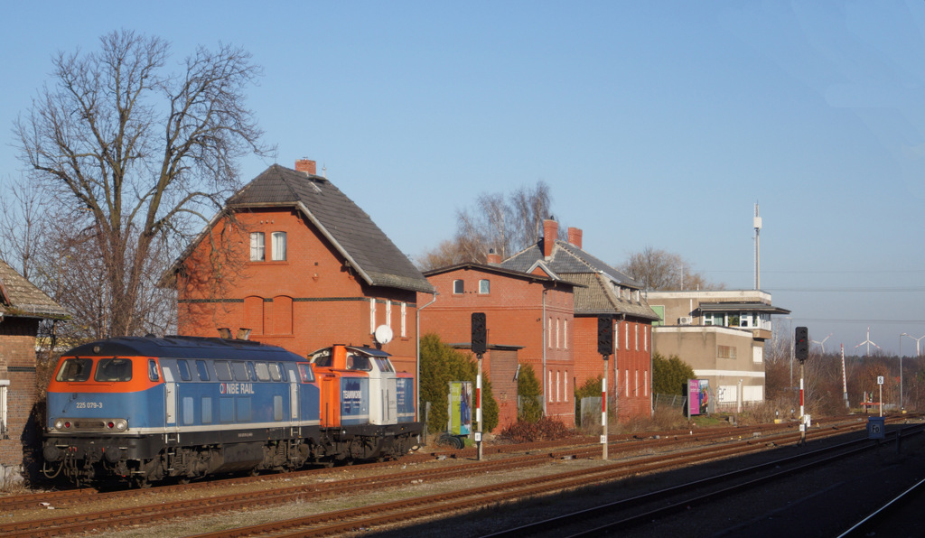 Später 30.12.13 ging es auf Empfehlung nach Ahrensfelde, wo die NBE eine 225er (225 079-3) und eine 212er (212 257-6) abgestellt hatten.