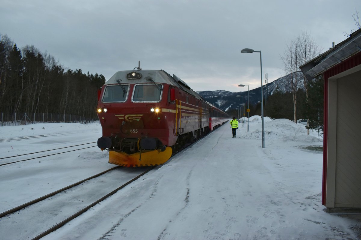 Später Nachmittag über dem Polarkreis. Di4 655 der NSB mit D471, Trondheim S - Bodö(Nordlandsbanen), in Rognan. Von hier aus sind es noch knapp 1,5 Stunden bis Bodö. 20.02.2019