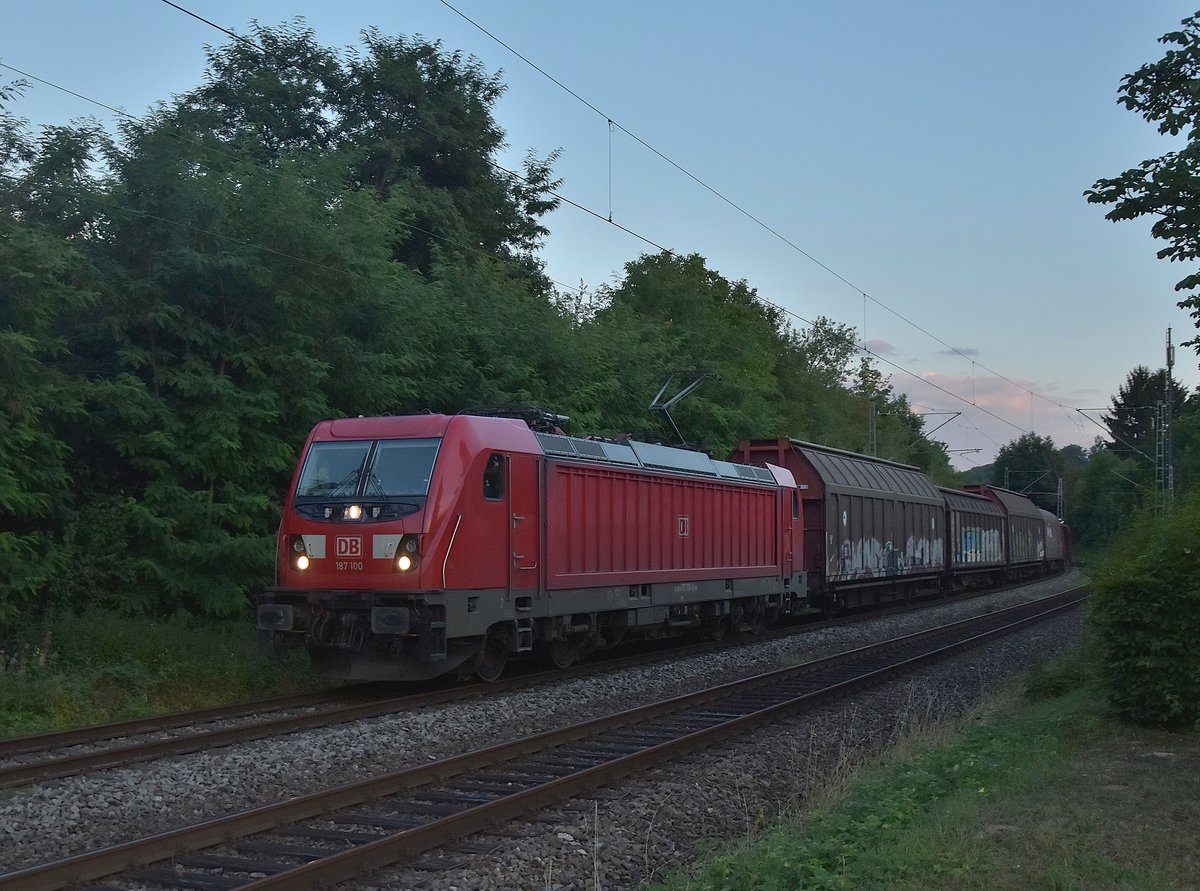 Spätfuhre, am Abend des 24.7.2020 kommt die 187 100 mit dem Frachtenzug aus Heilbronn nach Mannheim durch Neckargerach.