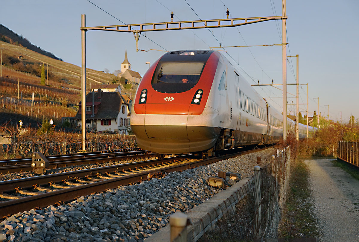 SPÄTHERBST-IDYLLE
mit RABDe 500 ICN, verewigt bei Ligerz am 22. November 2017.
Foto: Walter Ruetsch
