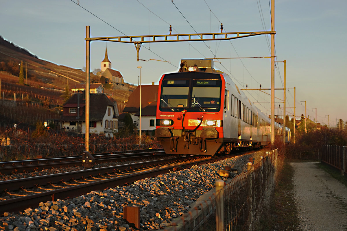 SPÄTHERBST-IDYLLE
mit RBDe 560 DOMINO, verewigt im letzten Abendlicht bei Ligerz am 22. November 2017. Nur wenige Minuten nach dieser Aufnahme hatte sich die Sonne endgültig verabschiedet an diesem herrlichen Tag. Foto: Walter Ruetsch
