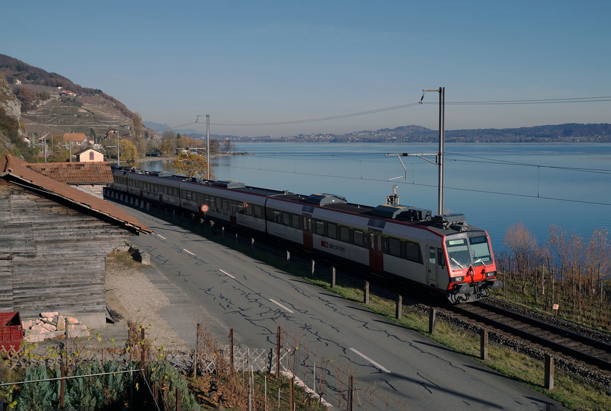 SPÄTHERBST-IDYLLE
mit RBDe 560 DOMINO, verewigt bei Ligerz am 22. November 2017.
Foto: Walter Ruetsch
