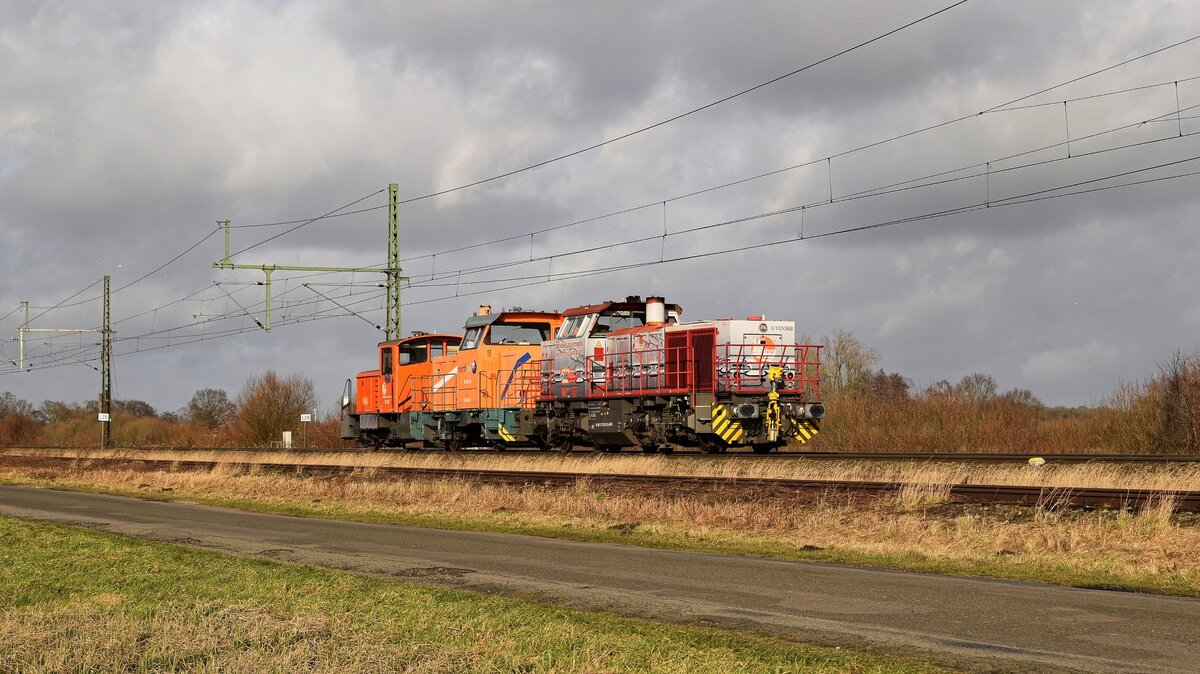 SPAG 271 021-8, vermietet an HRS, schleppt zwei unbekannte Dieselloks in Richtung Osnabrück (Diepholz, 01.02.2024).