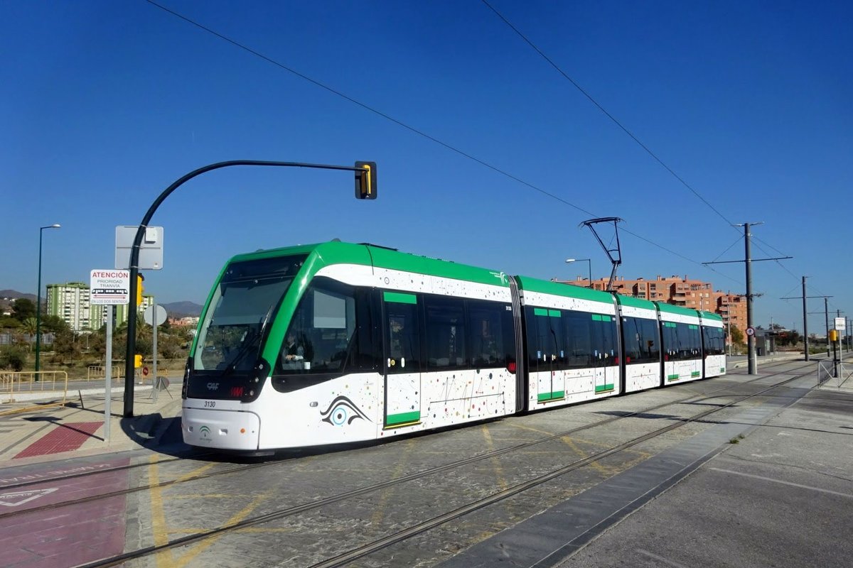 Spanien: Metro Málaga / Tram Málaga: CAF Urbos 3 der Metro de Málaga, aufgenommen im November 2016 im Stadtgebiet von Málaga.