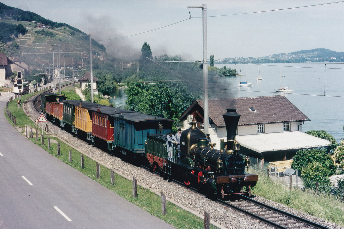 Spanisch-Brötli-Bahn
mit der nachgebauten SNB Lokomotive Nr. 1  Limmat  von 1847 auf der Einspurstrecke zwischen Twann und Schafis im Jahre 1997 in Richtung Westschweiz unterwegs.
Dank Tunnelbau entsteht eine neue Doppelspurstrecke zwischen Ligerz und Twann.
Foto: Walter Ruetsch