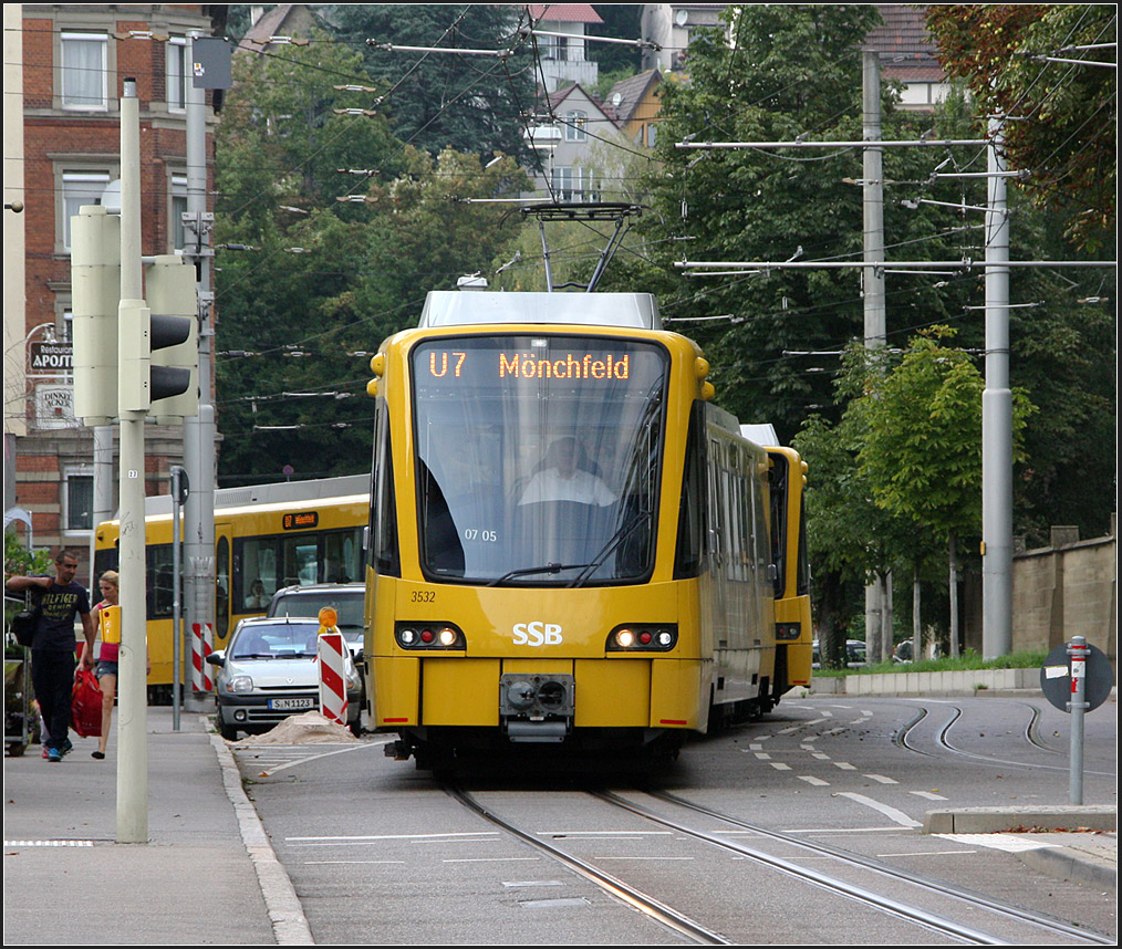 Spaziergang entlang der Nordbahnhof- und Friedhofstraße, Teil V -

15:29: Ein Zug der neuesten Generation auf Schlängelfahrt von der Heilbronner Straße her kommend in die Friedhofstraße einfahrend.

08.09.2014 (M)