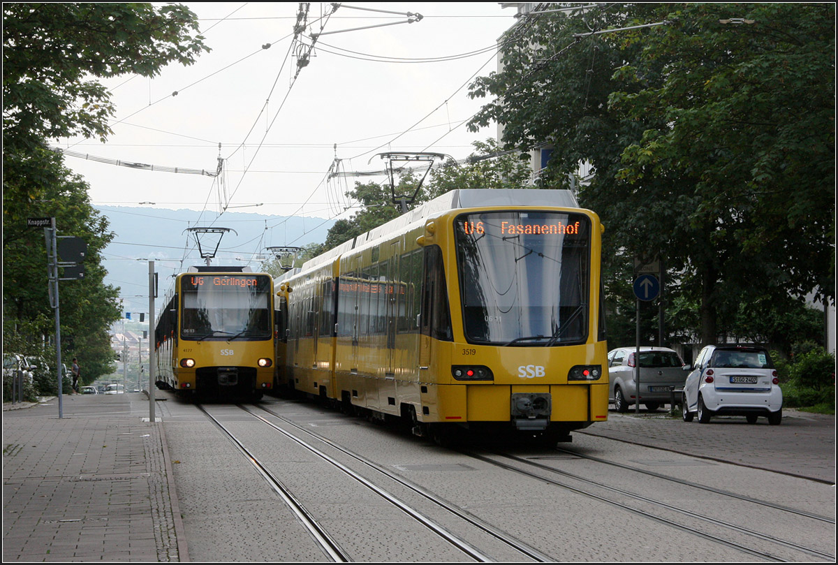 Spaziergang entlang der Nordbahnhof- und Friedhofstraße, Teil II -

14:58 Bei der Weiterfahrt in Richtung Süden begegnet der U6 eine modernisierte Bahn der ersten Generation, die in Gegenrichtung ebenfalls auf der U6 unterwegs ist.

08.09.2014 (M)