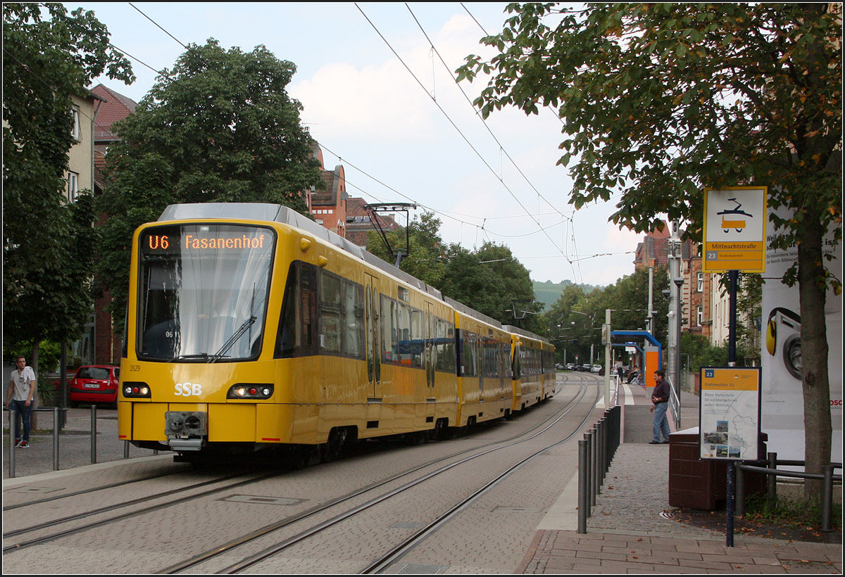 Spaziergang entlang der Nordbahnhof- und Friedhofstraße, Teil II -

14:58: Der elegante Stadtbahnzug auf der Linie U6 stadteinwärts verlässt die Haltestelle Mittnachtstraße.

08.09.2014 (M)