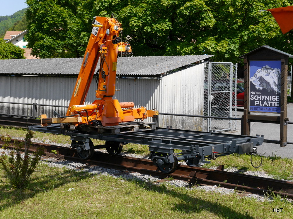 SPB - Rollwagen abgestellt im Bahnhofsareal in Wilderswil am 18.05.2014 .. Stadort des Fotografen auf Bahnübergang