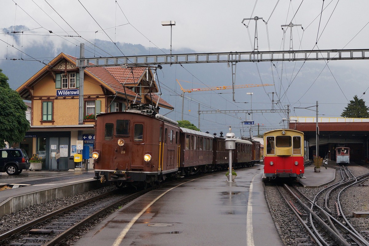 SPB/BOB/MEFZ: Die sehr seltene Aufnahme, die am 24. August 2013 in Wilderswil gemacht wurde, ist bereits historisch. Allerletzte Begegnung von den ex BOB HGe 3/3 29 und HGe 3/3 24 (1914/1926) mit einem Zug der Schynigen Platten Bahn aus dem Jahre 1910 anlsslich der Abschiedsfahrt in Wilderwil mit Stationsgebude der gleichen Epoche.
Foto: Walter Ruetsch