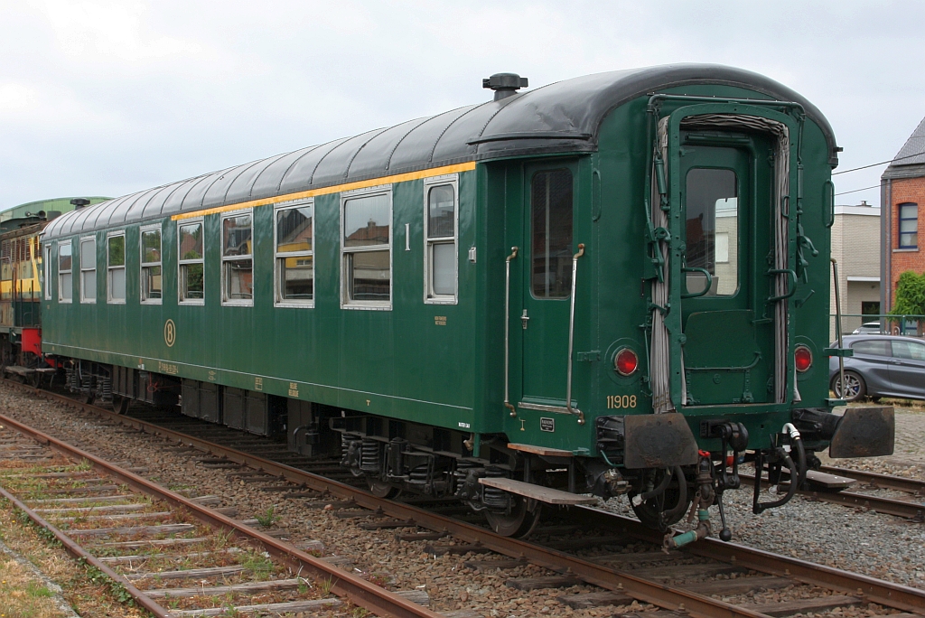 SPD I2 Wagen 11.908, UIC-Nr. 51 88 84-80 208-4 (ex SNCB 10.154, ex CFV3V 11.134, Hersteller: Ragheno Malines-Belgique, Baujahr: 1952, 2025 zum Speisewagen umgebaut) am 26.Juli 2026 in Baasrode-Noord.