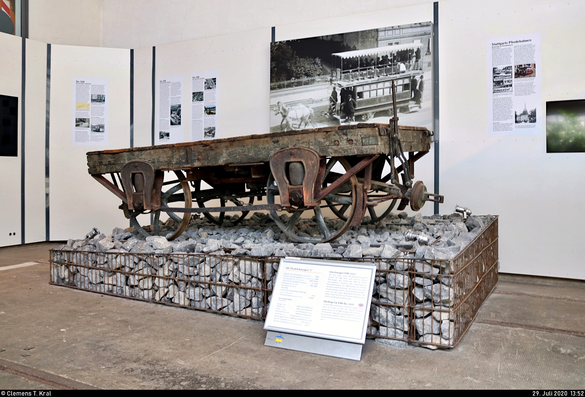 SPE-Pferdebahnwagen  1  (Arbeitswagen END 2221), Baujahr 1868, ist im Straßenbahnmuseum Stuttgart ausgestellt.

 Aus den Teilen eines Pferdebahnuntergestells erbaute die SSB 1937 einen kleinen offenen Güterwagen, den zuletzt die END für Schienentransporte einsetzte. Die ursprünglichen Pferdebahnwagen von 1868 hatten ein offenes Oberdeck, Imperial genannt. Sie mussten von zwei Pferden gezogen werden. Frauen durften normalerweise nur das untere Wagendeck benutzen. Die Wagen waren für die erste Strecke Stuttgarts vom Archiv nach Berg beschafft worden. 

[29.7.2020 | 13:52 Uhr]

Textquelle: Informationstafel vor Ort