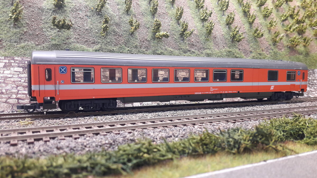 Speisewagen der ÖBB in der sogenannten C1 Lackierung. Die Bezeichnung C1 stand für diese einheitliche Orangelackierung, die zuerst bei (fast) allen Eurofimawagen der verschiedenen Bahngesellschaften angewendet wurde. Fast...deswegen, z.B. die DB TEE Wagen wurden direkt in TEE Farben ausgeliefert. Hier ein Speisewagen WRmz , Modell Roco 54238A, rechte Seite