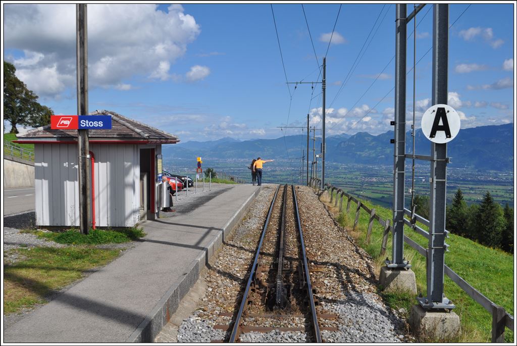 Spektakulär ist der Ausblick vom Stoss ins 500m tiefer gelegene Rheintal nicht nur für Bahnpassagiere, aber der Nervenkitzel ist dort am Grössten, zuvorderst im Cabrio und das 160 Promille Gefälle vor Augen. (21.09.2014)