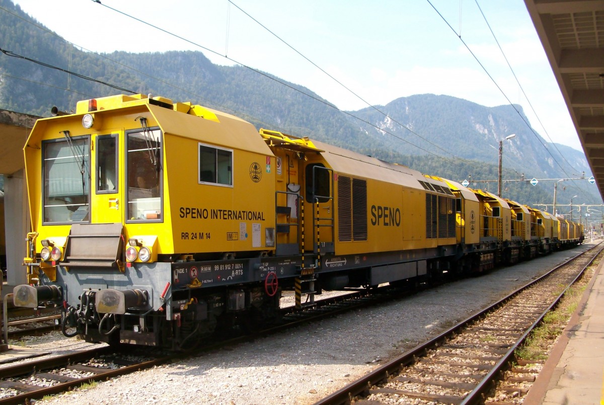 Speno-Schienenschleifzug im Bahnhof Jesenice. Aufgenommen im Sommer 2012